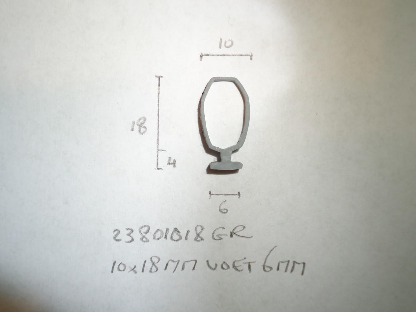 Deurrubber 10x18mm voet 6mm - Dsc07534 - 23801018GR