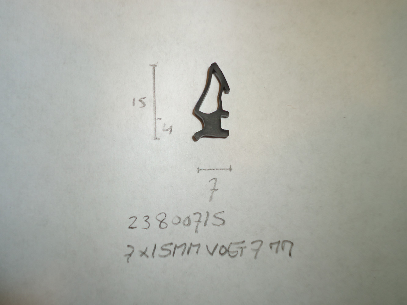 Deurrubber 7x15mm voet 7mm - Dsc07536 - 23800715